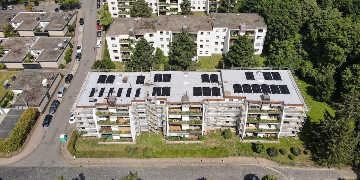 Luftbild der Wohnanlage in Hildesheim mit PV-Anlagen auf drei Flachdächern