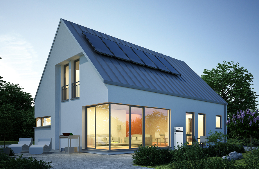 Einfamilienhaus mit Solarmodulen auf dem Dach in der Abenddämmerung, an der Außenwand steht ein SolaX X3-IES-P Speichersystem