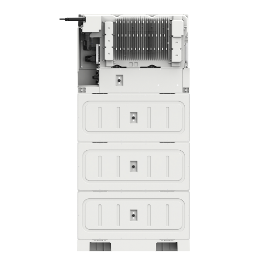 SolaX X3-IES-P mit geöffneten Abdeckungen: Kühlkörper und Anschlussbereich des Wechselrichters oben, Batteriemodule darunter